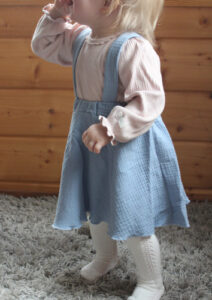 Malli on 1v 4kk ja käyttää kokoja 80-86. Kuvassa mekon koko on 86/92.