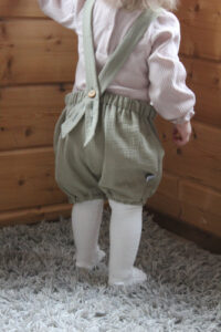 Malli on 1v 5kk ja käyttää kokoja 80-86. Kuvassa mekon koko on 86/92.