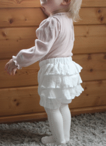 Malli on 1v 5kk ja käyttää kokoja 80-86. Kuvassa mekon koko on 86/92. Väri farkunsininen.